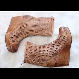 Bed Stu Wedge with perforated leather